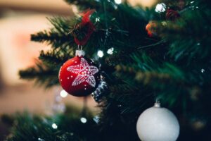 ornement sur le sapin de noël